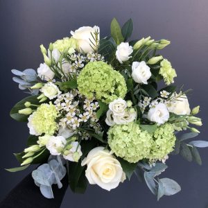 bouquet de fleurs toutes tiges de saison dans les tons blanc